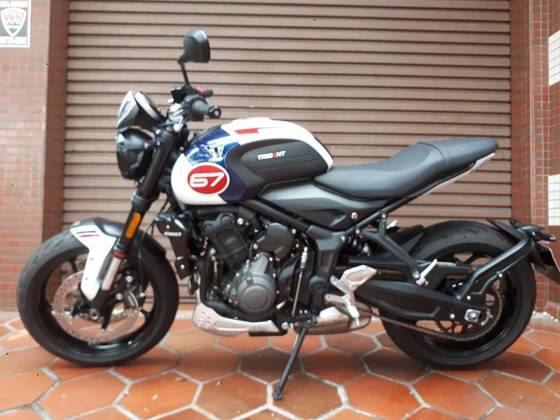 TRIUMPH TRIDENT 660 TRIPLE TRIBUTE EDITION TRIUMPH TRIDENT 660 TRIPLE TRIBUTE EDITION